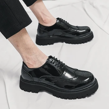 2023 Bőrcipők Férfi ruhacipők Hivatalos esküvői parti cipők férfiaknak Fényes retro brogue cipők Luxus márka férfi Oxfords cipők
