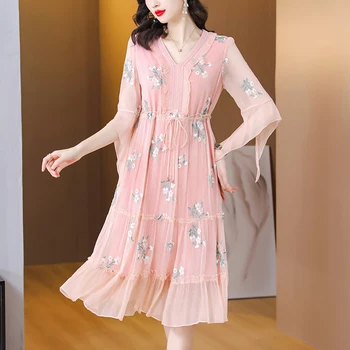 2023 tavasz/nyár Az új V-nyakú rózsaszín hímzett selyem rövid ujjú ruha derékzárással vékony francia stílusú hosszú ruhát mutat