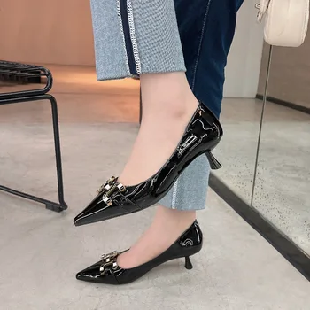 2023 Új design Bright Leather Med Heel női cipő valódi bőrből Puha, kényelmes cipő nőknek