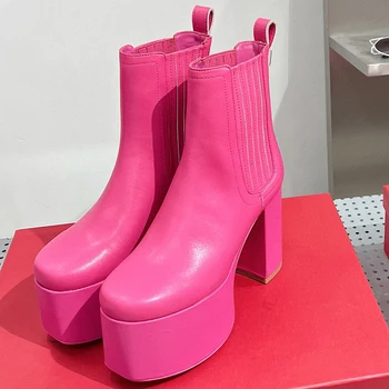 2024 Őszi tél Új női rövid csizma Valódi bőr anyaga Egyszínű Platform magasságnövelő női cipő
