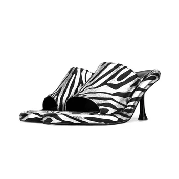 Cica sarokcipő papucs női ezüst fekete zebra mintás fém bőr csúszó szandál nyári csúszás 7 cm magas sarkú római cipőn