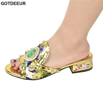 Esküvői cipők Menyasszony alacsony sarkú cipő Szexi nyitott lábujjú szivattyúk Virágmintás luxuscipők Női tervezők Gyémánt dekoráció Női Party Pumpák