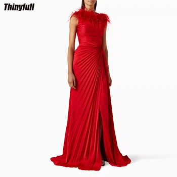 Thinyfull A-line Red Satin Prom ruhák Ujjatlan estélyi partiruha Pleat tollak Split Outfit Dubai hivatalos alkalom ruha